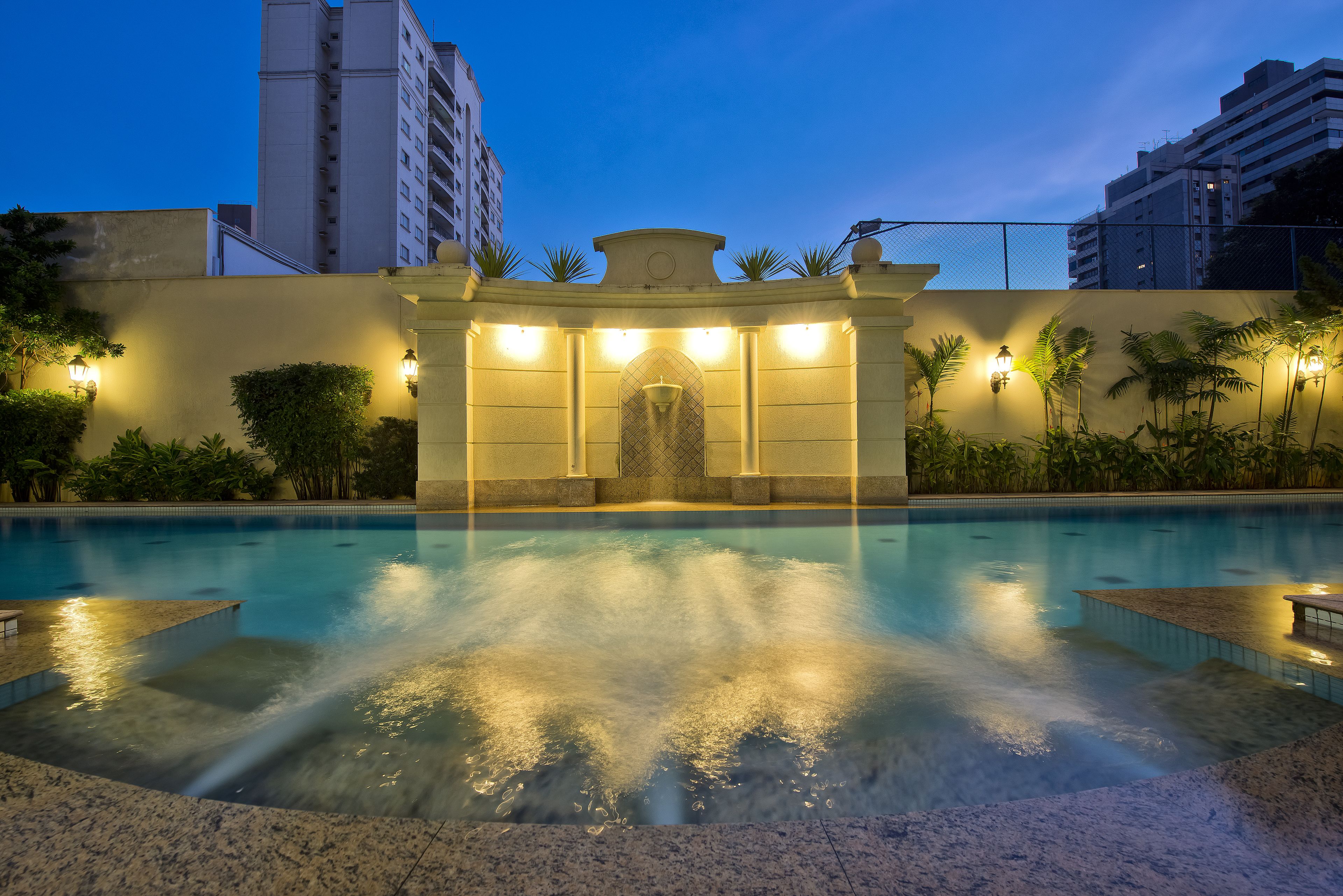 室外游泳池，開放時間為 09:00 至 18:00，提供日光浴躺椅