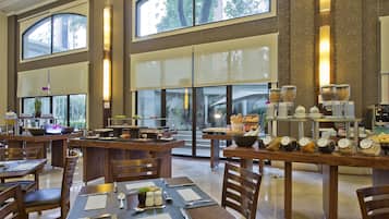 供應早餐、午餐和晚餐,國際料理