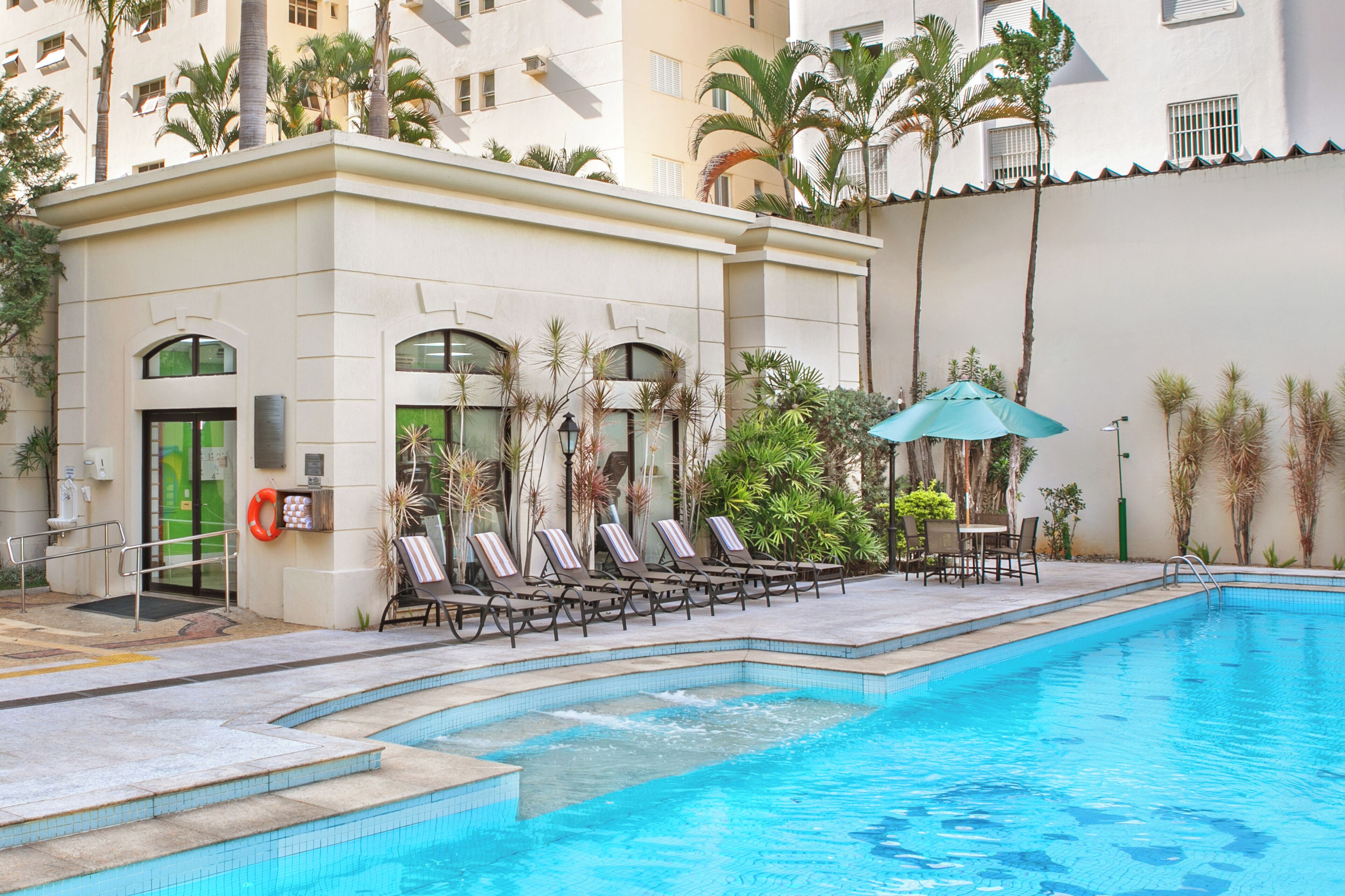 Piscina externa, funciona das 9h às 18h, espreguiçadeiras