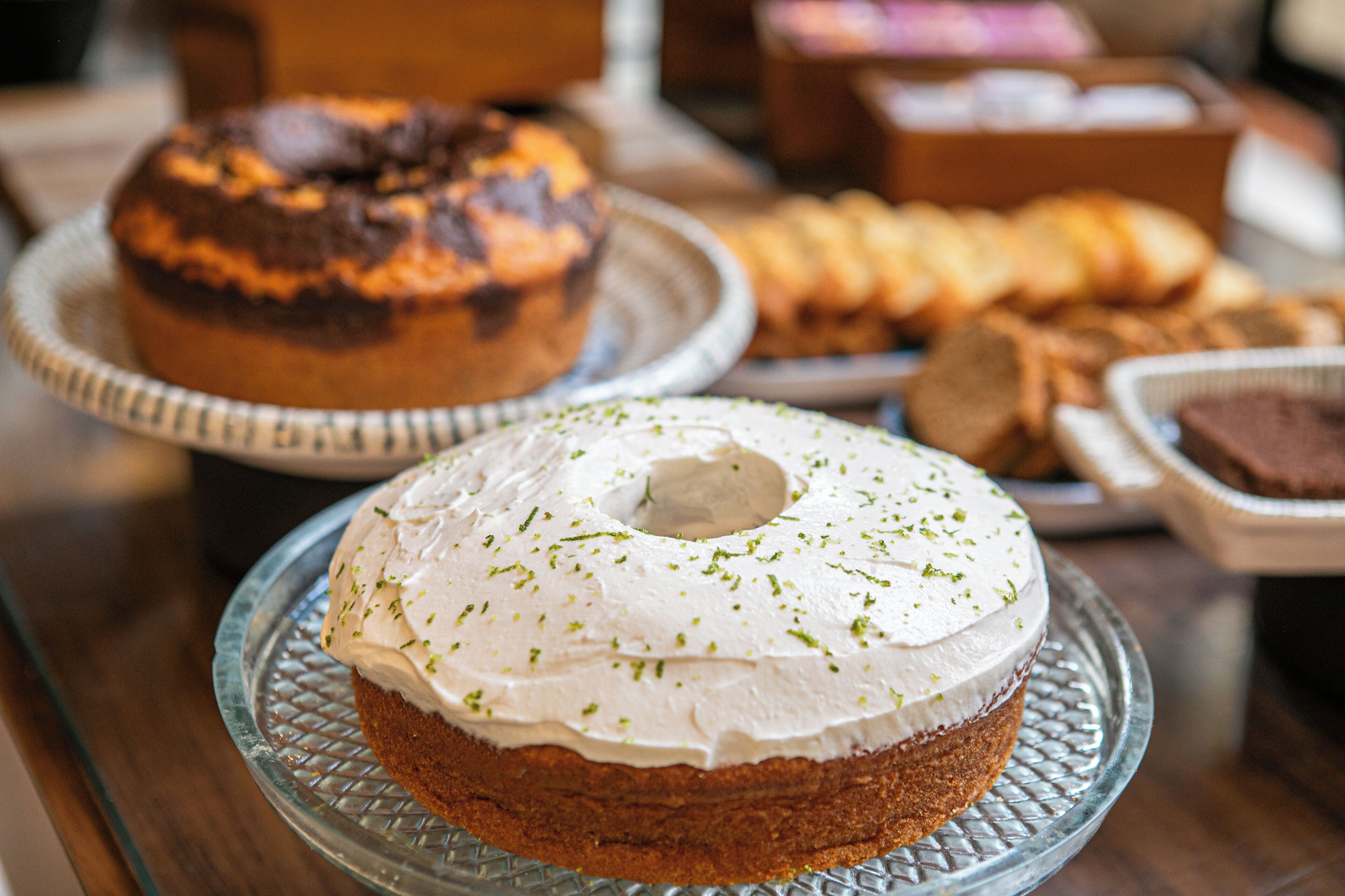 Una variedad de pasteles y productos de pastelería a la vista.