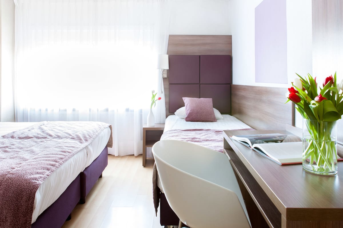 Driepersoonskamer, 3 eenpersoonsbedden | Een kluis op de kamer, een bureau, een strijkplank/strijkijzer