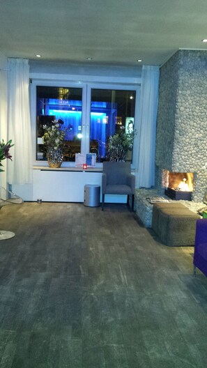 Lobby sitting area - Hotel Victorie (Amsterdam)