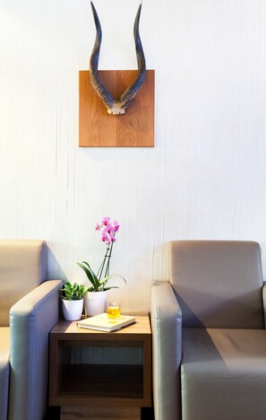 Standard Room, 2 Single Beds | Living area