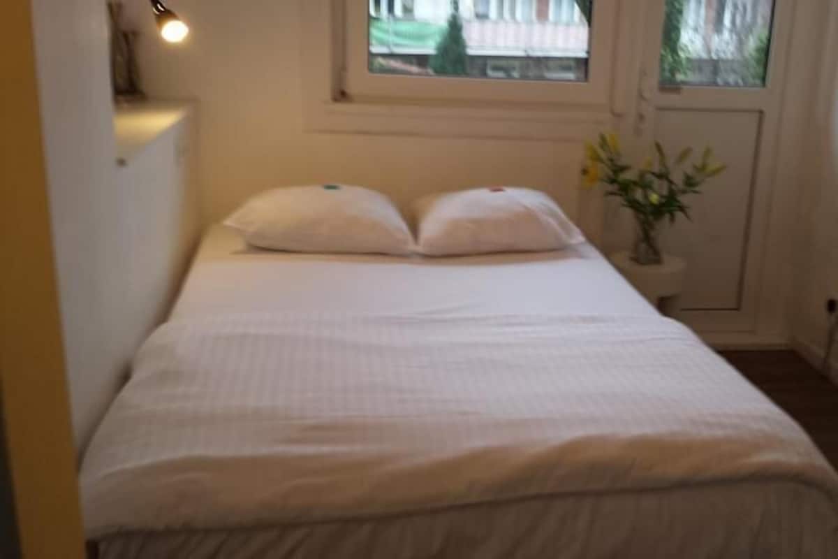 Eenvoudige kamer | Een kluis op de kamer, een bureau, een strijkplank/strijkijzer