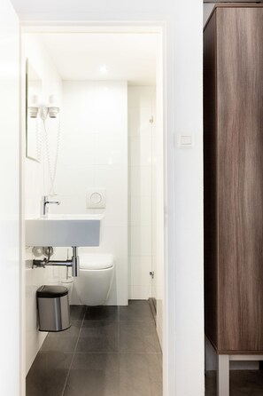 Shower, free toiletries, hair dryer, towels - Hotel Victorie (Amsterdam)