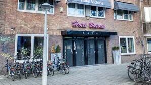 A multi-story hotel building with the name "Hotel Victoria" displayed on the facade. - Hotel Victorie (Amsterdam)