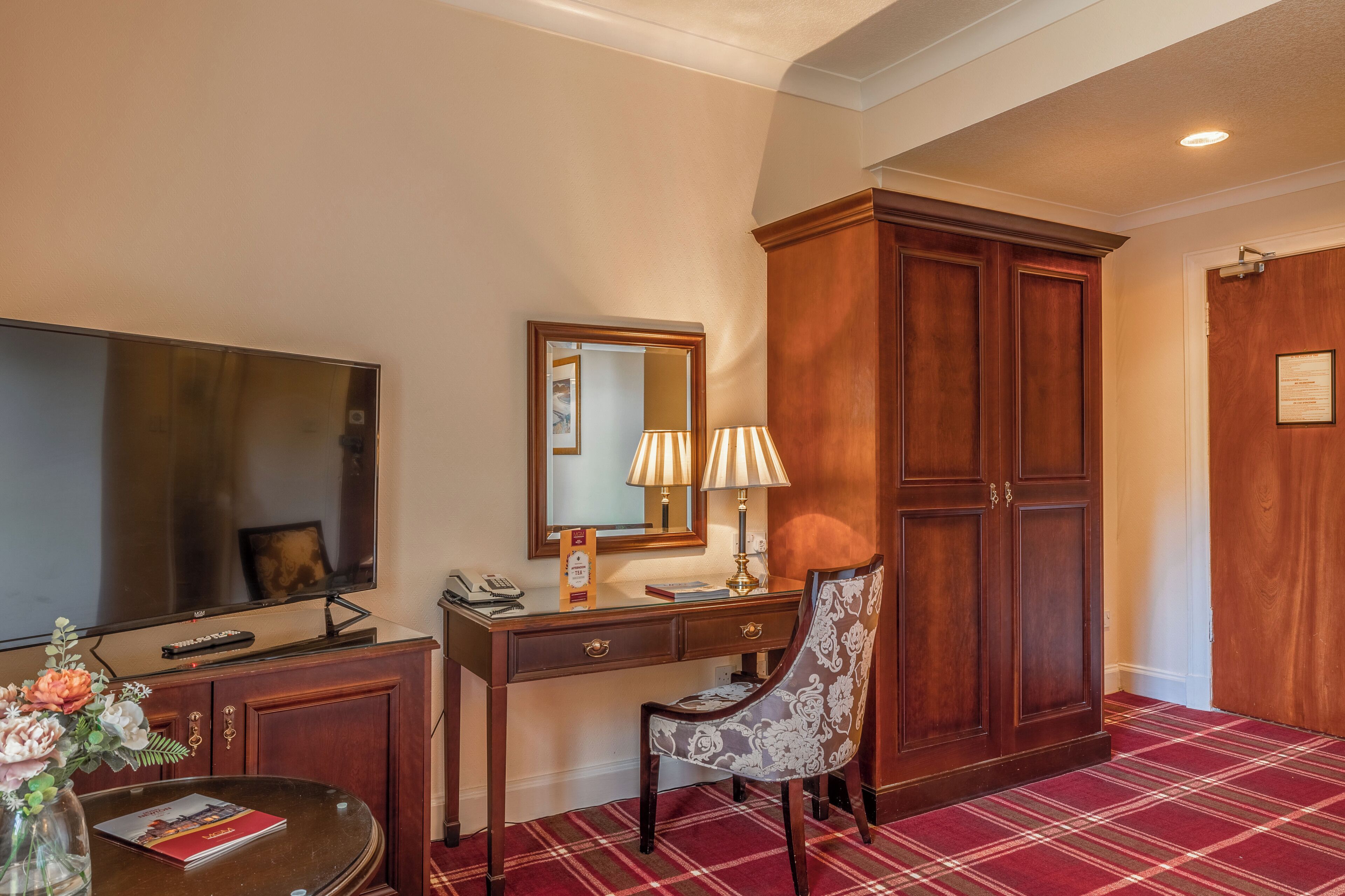 standard twin room, 2 single beds | living area | tv