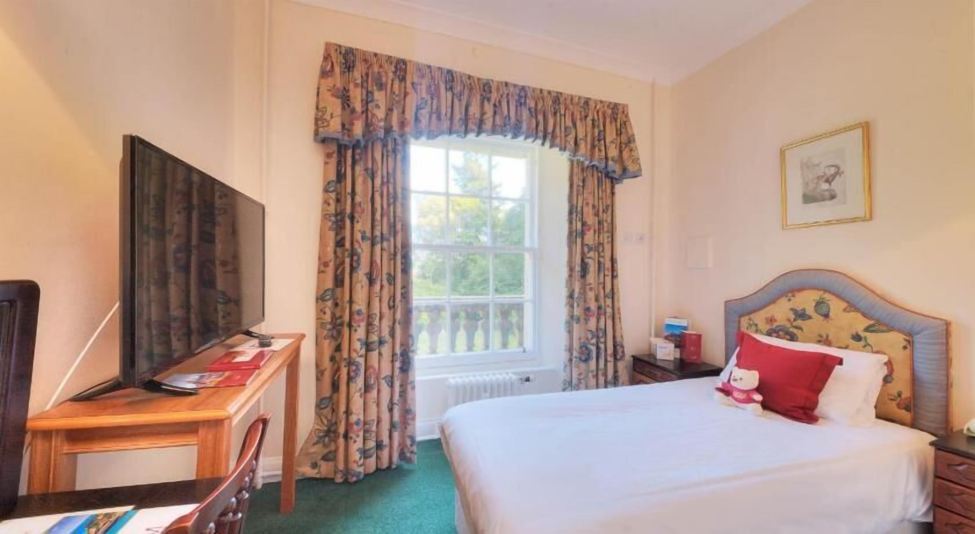 In-room safe, iron/ironing board, free WiFi, bed sheets