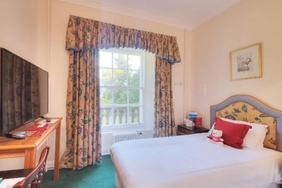 In-room safe, iron/ironing board, free WiFi, bed sheets