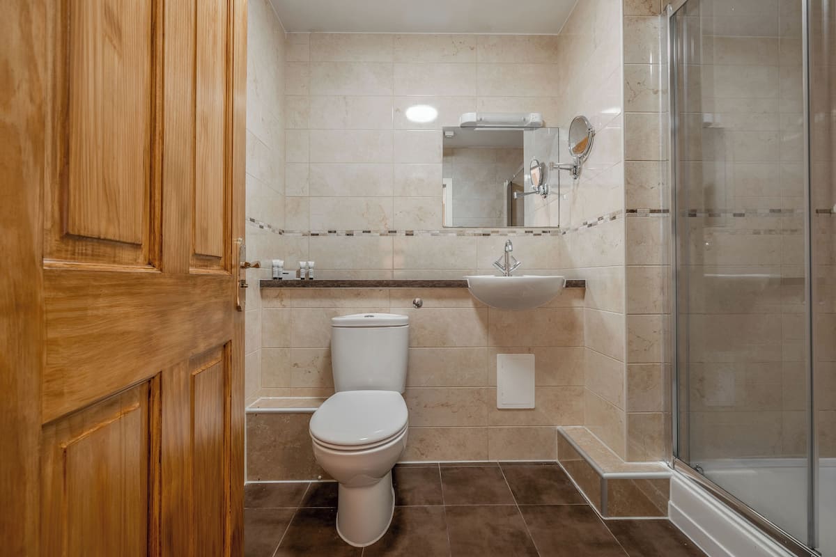 courtyard room - outside main building | bathroom | combined shower/bathtub, free toiletries, hair dryer, towels