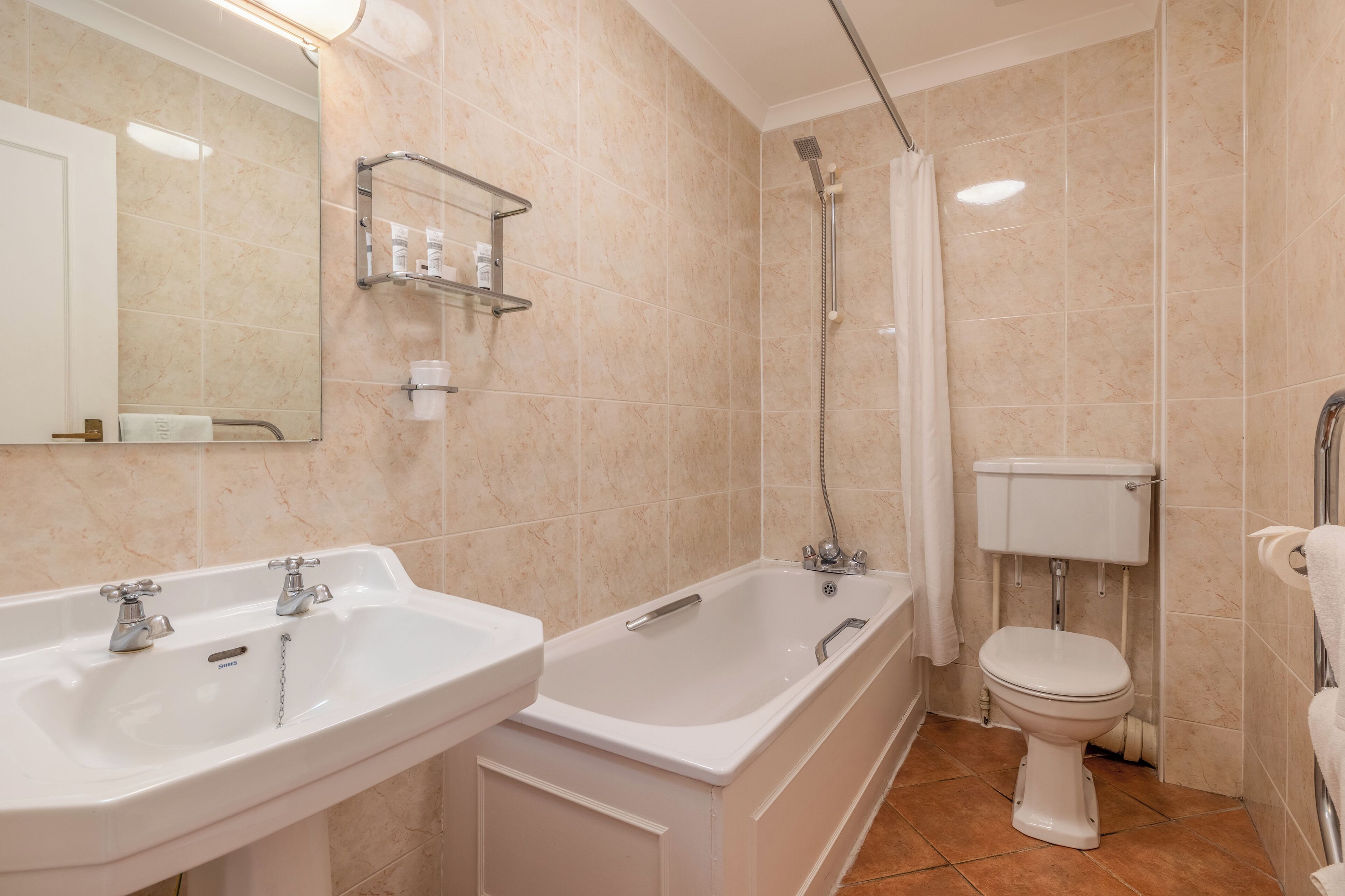 Une salle de bain moderne avec deux lavabos, une baignoire, des toilettes et une douche.