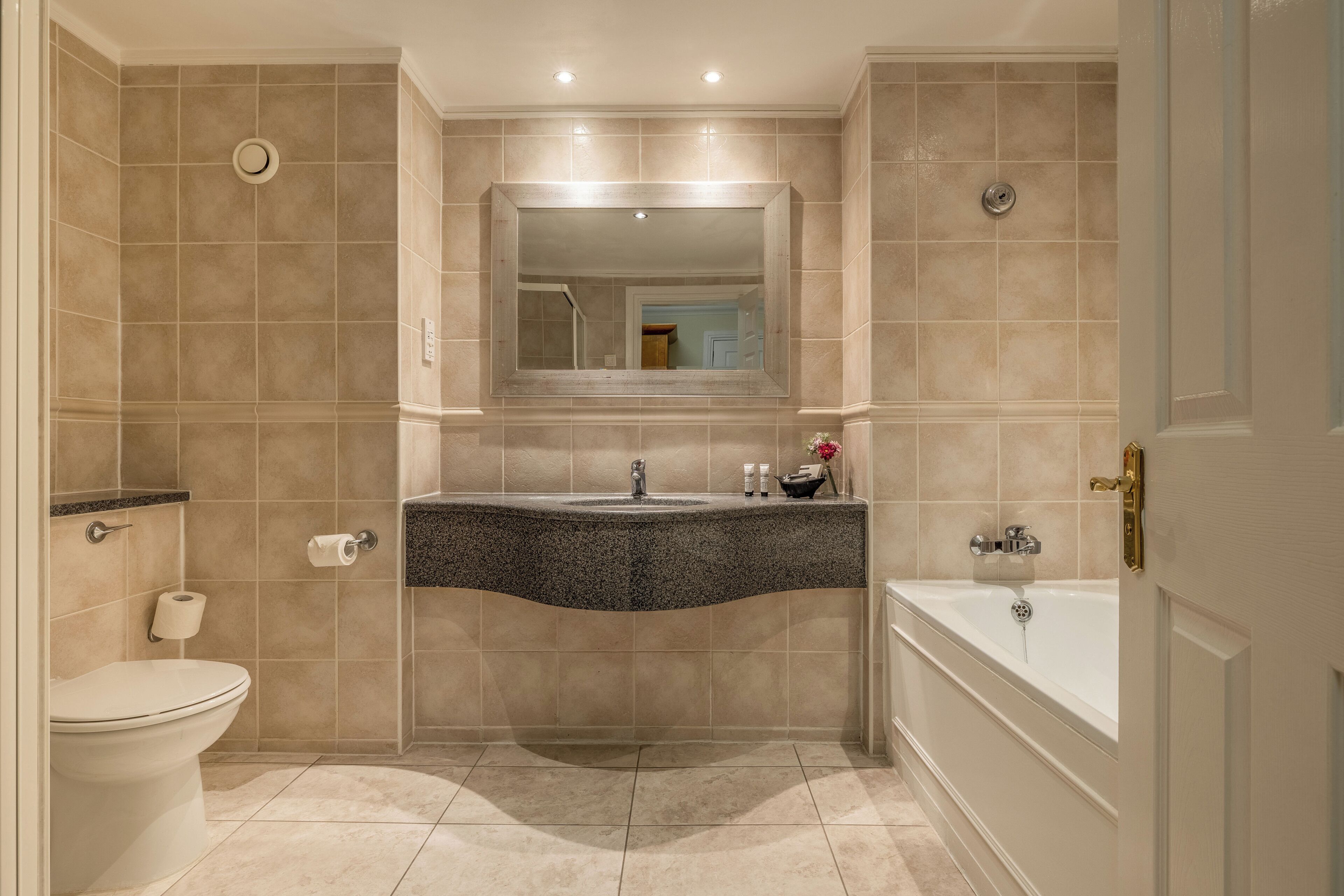 executive double room, 1 double bed | bathroom | combined shower/bathtub, free toiletries, hair dryer, towels