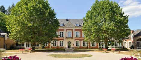 Vista frontal de la propiedad