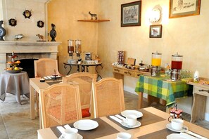 Frokostbuffé hver dag (mot et tillegg)