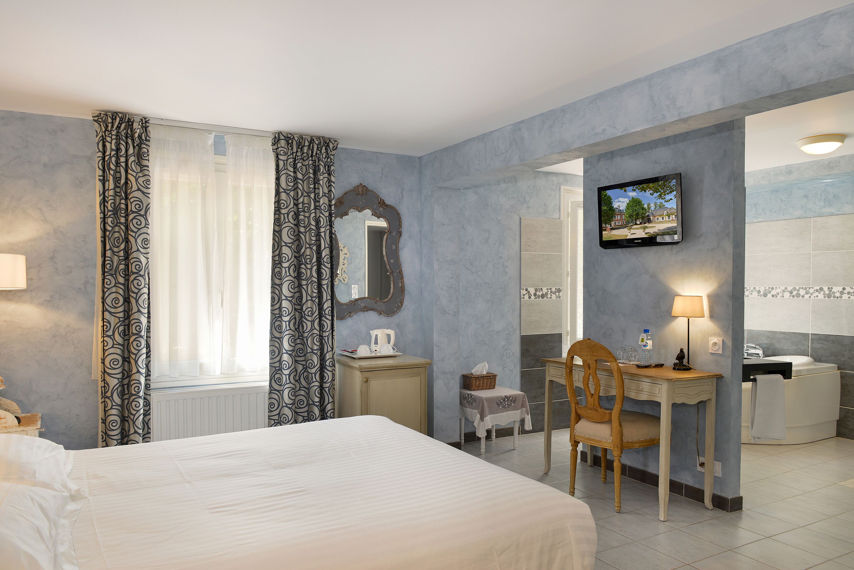 executive double room, 1 queen bed | 1 bedroom, desk, soundproofing, free cots/infant beds