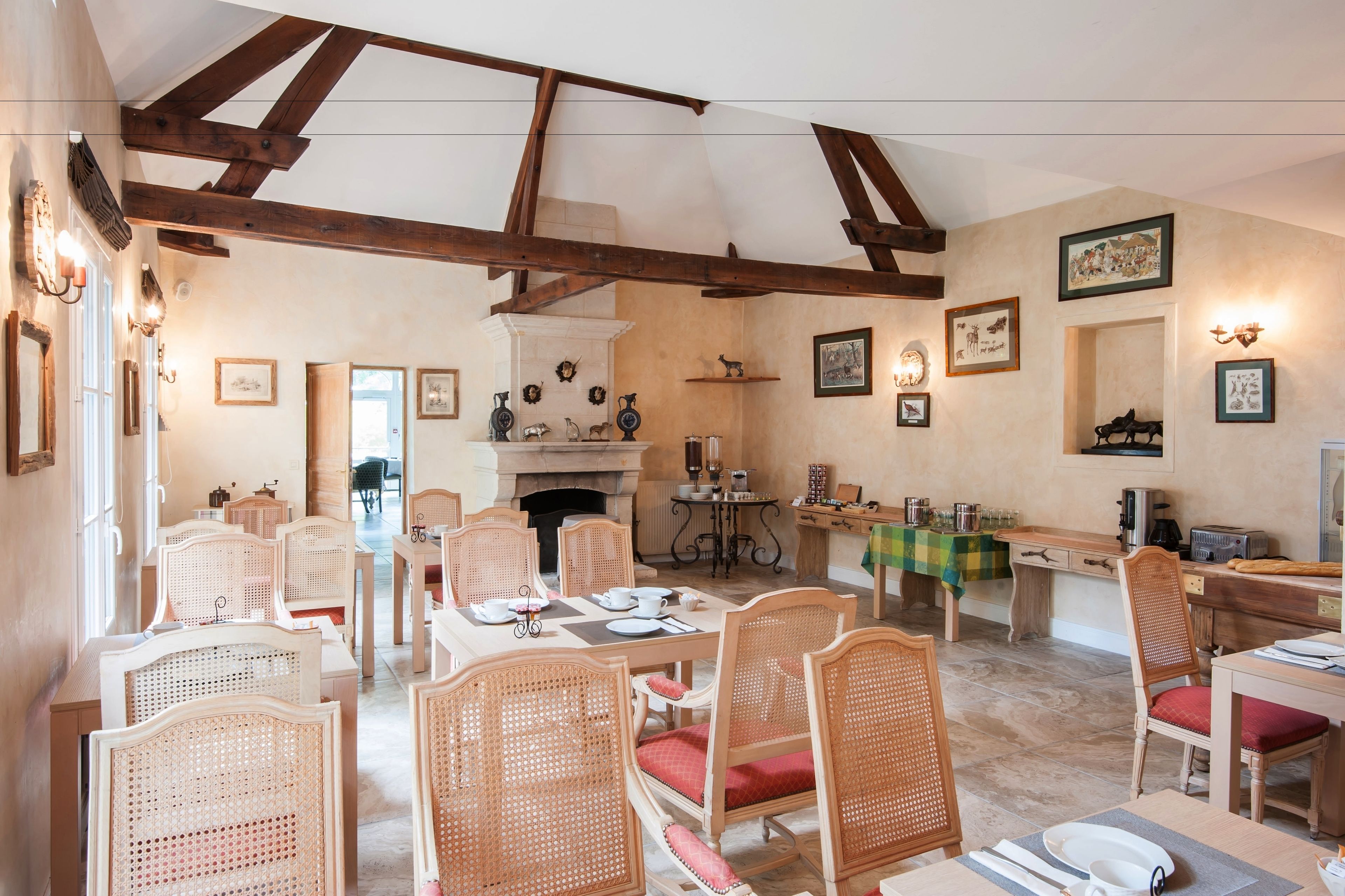 Un comedor con muebles de madera, chimenea y diversas decoraciones en las paredes.