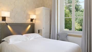 Een bureau, geluiddichte muren, gratis babybedden, gratis wifi