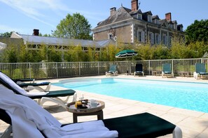 Outdoor pool, pool loungers