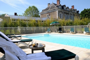 Piscine extérieure, chaises longues