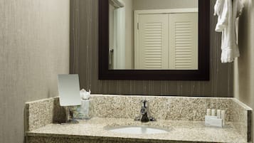 Combined shower/bathtub, free toiletries, hair dryer, towels