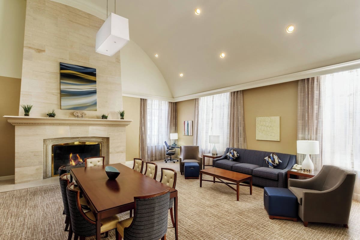Suite presidencial, 1 habitación, vista a la ciudad | Sala de estar | Televisión de pantalla plana