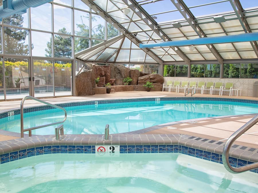 Piscina interna, piscina externa, funciona piscina, guarda-sóis