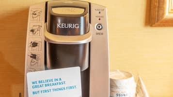 Una cafetera Keurig con un dispensador de cápsulas de café.