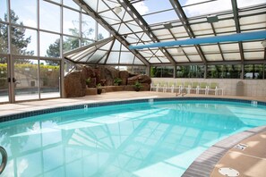 屋内プール、屋外プール、営業時間 24 時間営業、プール パラソル、サンラウンジャー
