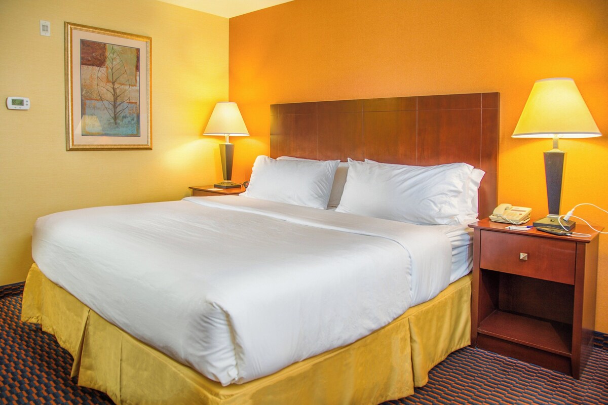 1 bedroom, Egyptian cotton sheets, down comforters, pillowtop beds
