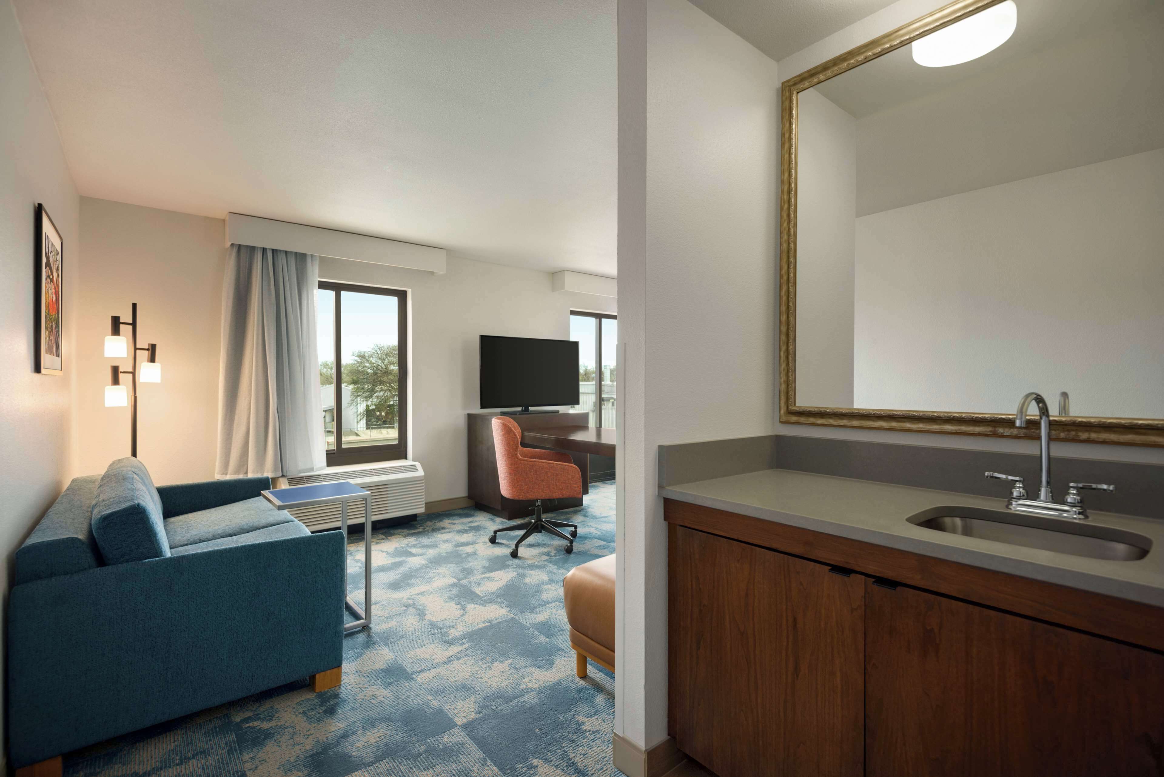 studio, one king bed, non-smoking | minibar