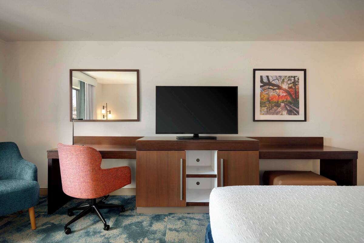 Standard 1 King | Desk, iron/ironing board, WiFi (free), bed sheets