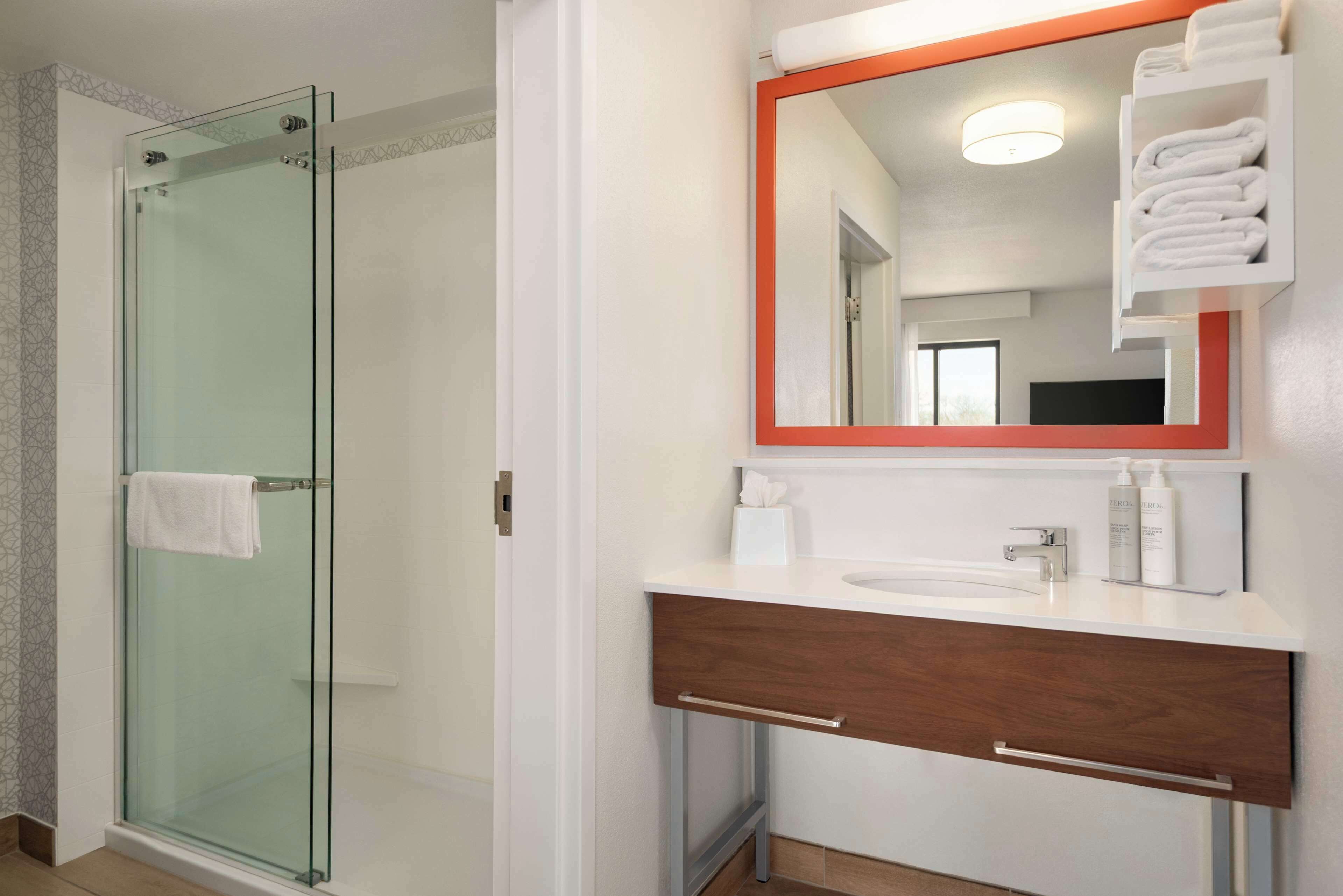 studio, one king bed, non-smoking | bathroom shower