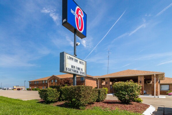 Stay at this Motel 6, offering boat parking and convenient plugs, amidst well-maintained grounds.