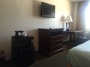 โต๊ะทำงาน, เตารีด/โต๊ะรีดผ้า, Wi-Fi ฟรี, ผ้าปูที่นอน