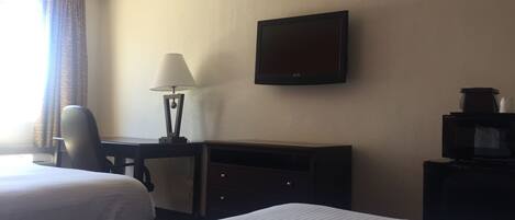 Skrivebord, strykejern/-brett, wi-fi (inkludert) og sengetøy