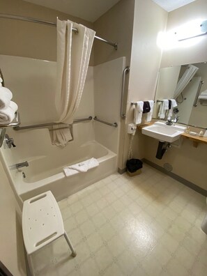 Chambre, 1 grand lit, accessible aux personnes à mobilité réduite, non-fumeur | Salle de bain