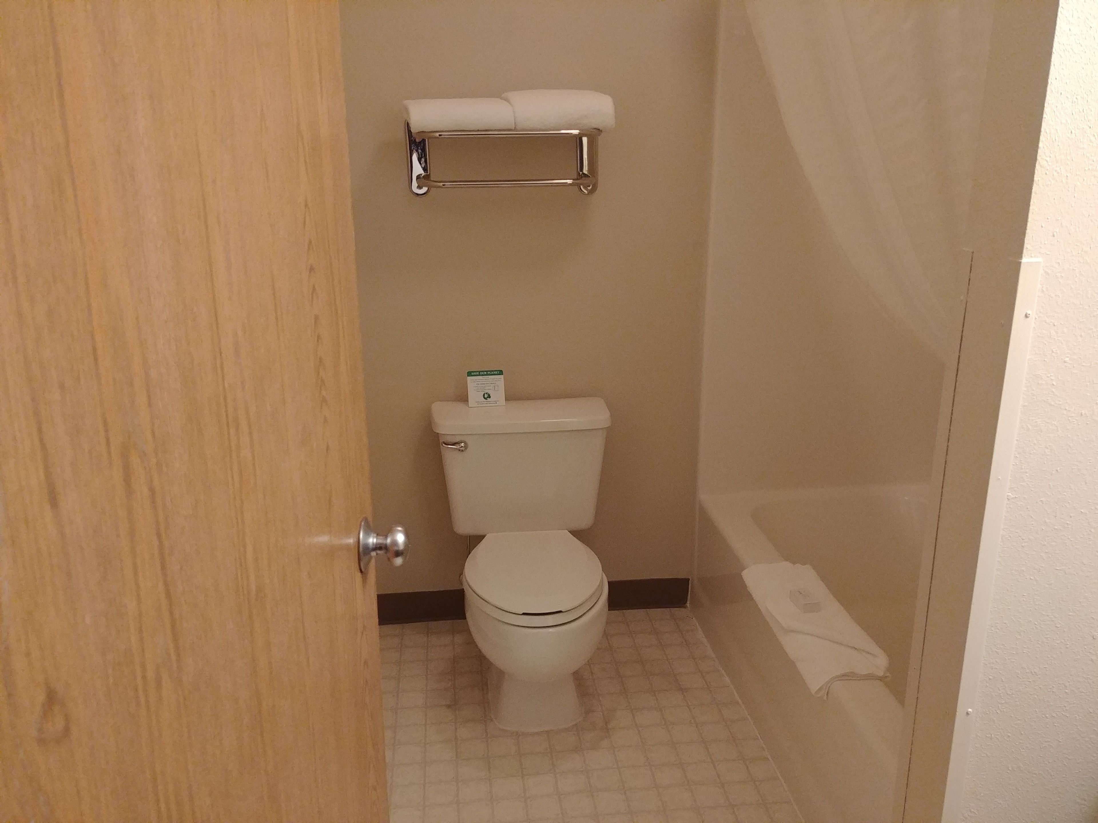 combined shower/bathtub, hydromassage showerhead, free toiletries