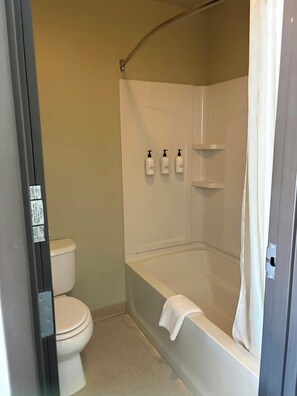Bathroom shower - Boarders Inn & Suites by Cobblestone Hotels – Broken Bow (Broken Bow)