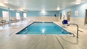 Indoor pool - Holiday Inn Express & Suites Elyria by IHG (Elyria)