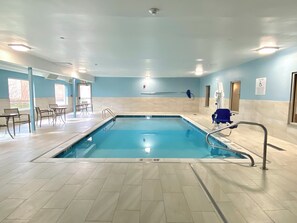 Indoor pool - Holiday Inn Express & Suites Elyria by IHG (Elyria)