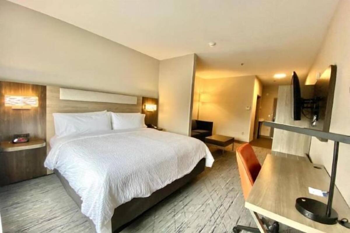 1 bedroom, pillow-top beds, in-room safe, desk