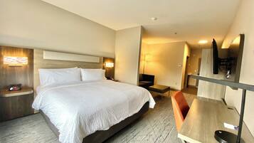 Rom – premium | Senger med overmadrass, safe på rommet, skrivebord og blendingsgardiner