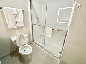 Combined shower/tub, free toiletries, hair dryer, towels - Holiday Inn Express & Suites Elyria by IHG (Elyria)