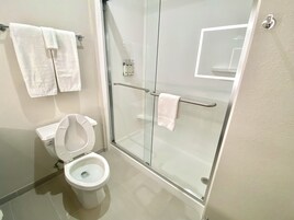 Ducha y bañera combinadas y artículos de higiene personal gratuitos