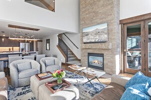 公寓式客房, 3 间卧室 | 起居区 | 电视