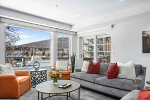 Appart'hôtel, 1 chambre | Coin séjour | Télévision