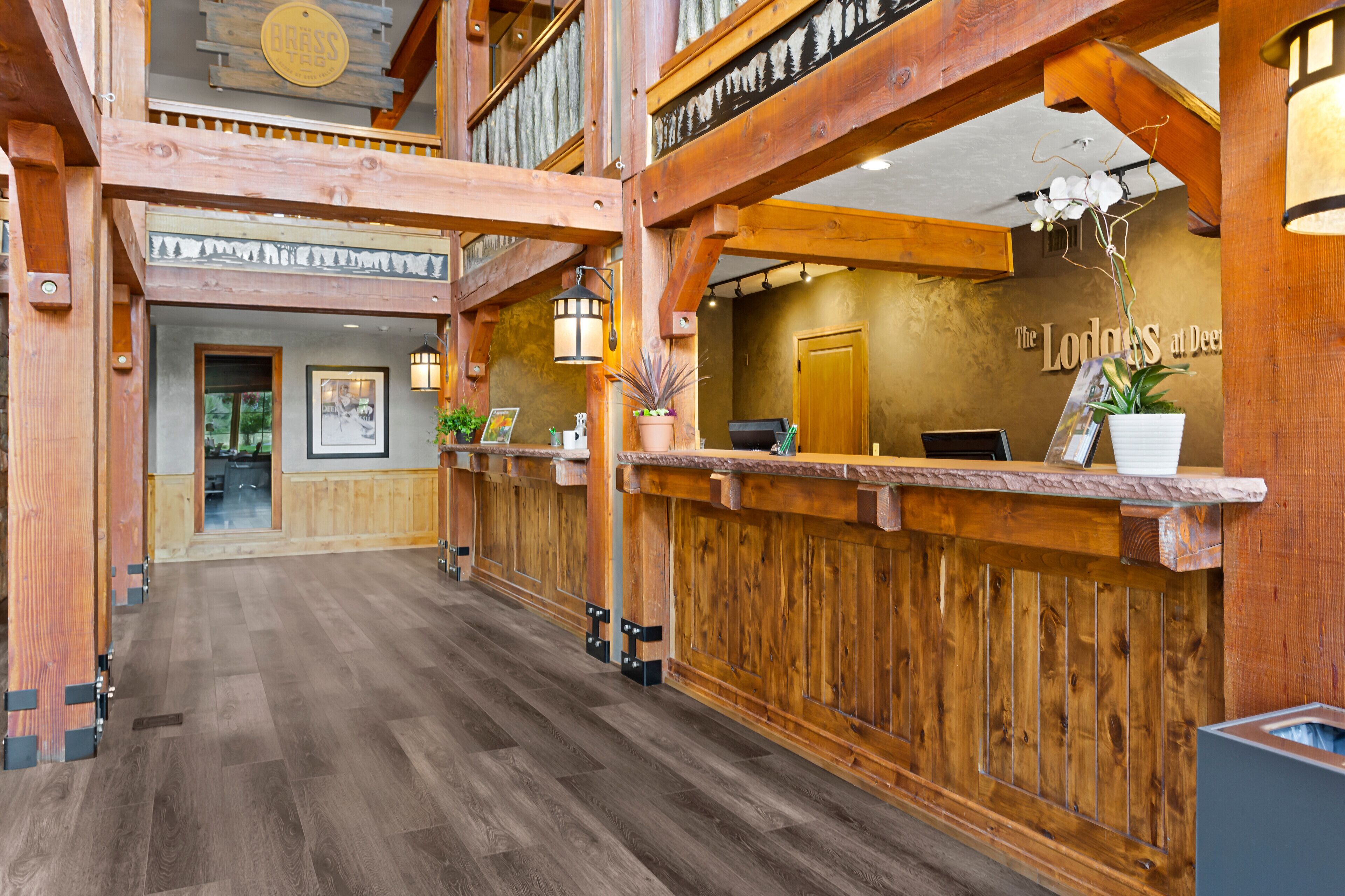 Un mostrador de recepción de madera con un letrero que dice "The Lodges at Deerfield".