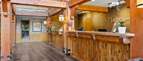 Un mostrador de recepción de madera con un letrero que dice "The Lodges at Deerfield".