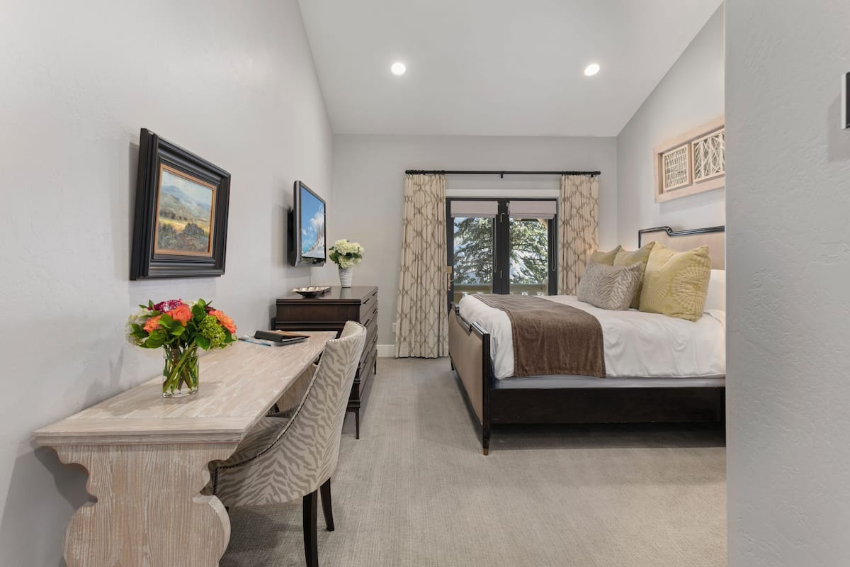 Room | Premium bedding, iron/ironing board, free WiFi, bed sheets