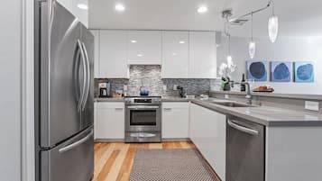 Condo, 2 habitaciones | Cocina privada | Cafetera y tetera